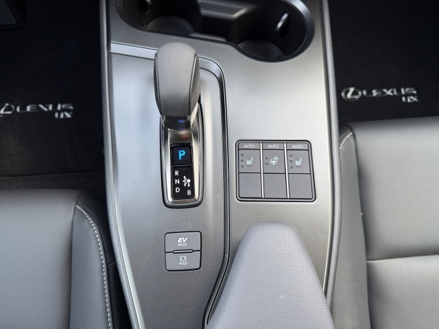 Bild 13: Lexus UX 300h F-Sport Design