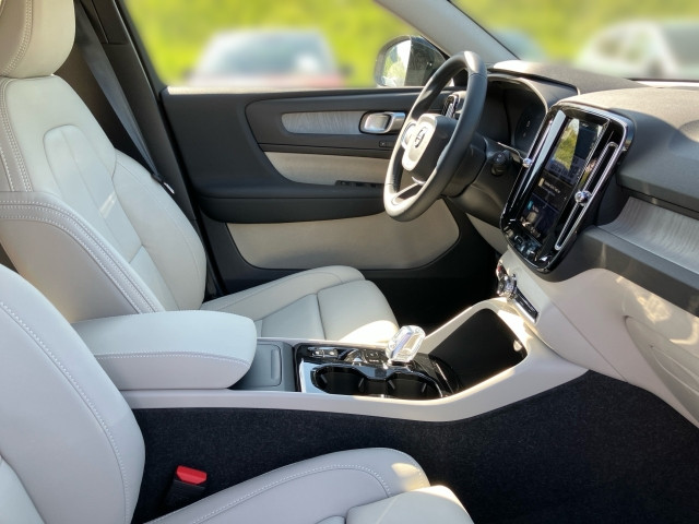Bild 5: VOLVO PKW XC40 Plus, B3 Mild Hybrid, Benzin, Dark