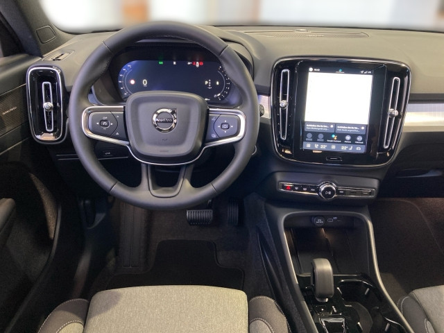 Bild 4: VOLVO PKW XC40 Plus, B3 Mild Hybrid, Benzin, Dark