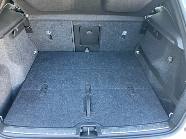 Bild 9: VOLVO PKW XC40 D3 R-Design Gea