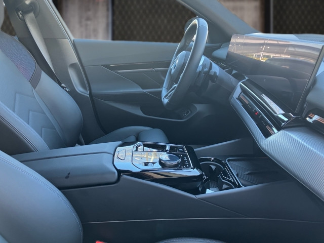 Bild 5: BMW i5 M60 xDrive Limousine G60