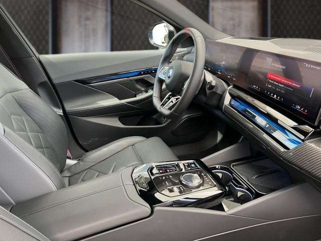 Bild 6: BMW i5 M60 xDrive Limousine G60