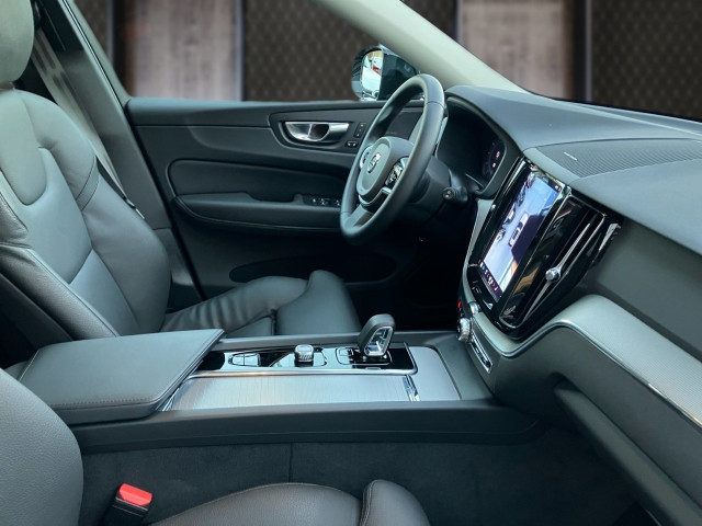 Bild 5: VOLVO PKW XC60 Plus, T6 Plug-in Hybrid, Elektrisch/Benzin, Dark