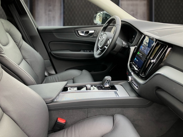 Bild 5: VOLVO PKW XC60 Plus, T6 Plug-in Hybrid, Elektrisch/Benzin, Dark