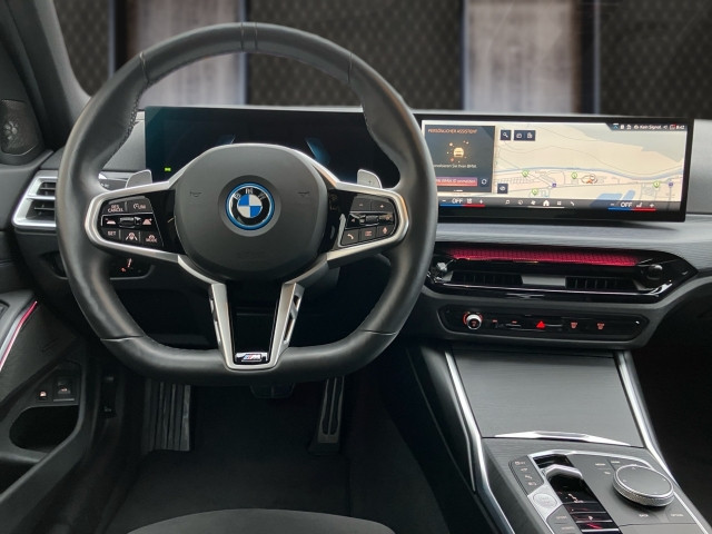 Bild 6: BMW 330e xDrive Touring G51