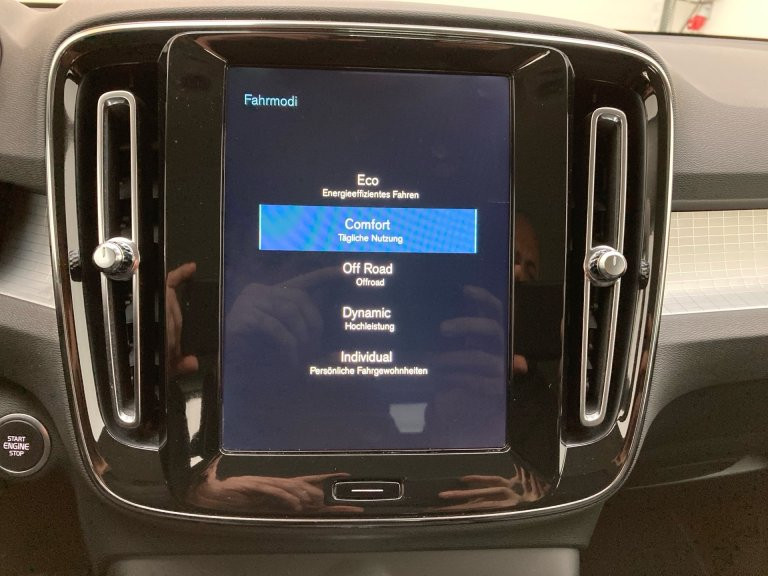 Bild 14: VOLVO PKW XC40 D4 Momentum AWD Geartronic