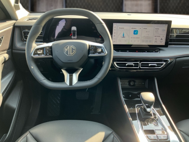 Bild 6: MG HS PHEV+ Luxury Lenkradhzg. 25.5