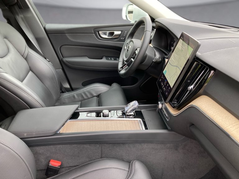 Bild 10: VOLVO PKW XC60 Plus, T6 eAWD Plug-in Hybrid, Elektrisch/Benzin, Bright