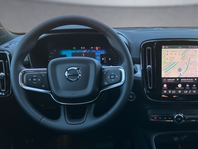 Bild 6: VOLVO PKW XC40 Plus, B3 Mild Hybrid, Benzin, Dark