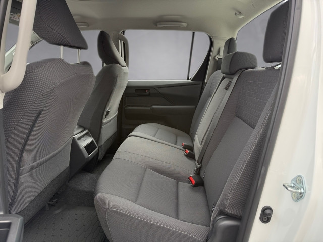 Bild 11: Toyota Hilux Double Cab Duty 144kWh Elektro Automatik (4x
